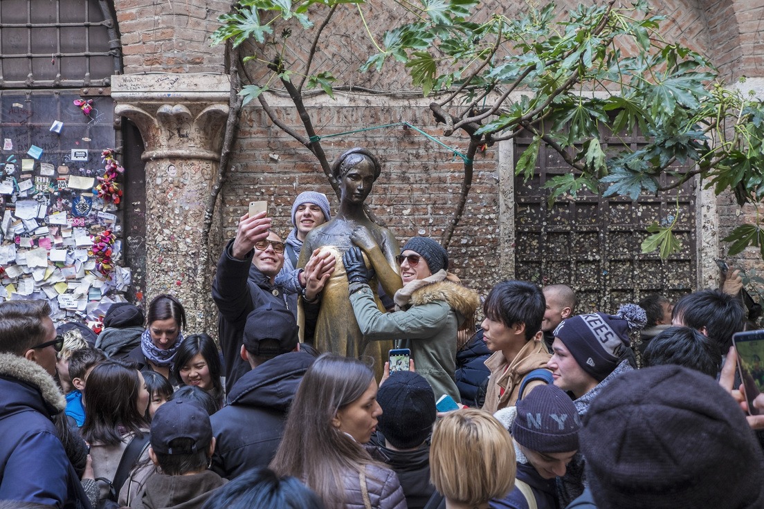 La estatua de Julieta que corre peligro por el manoseo de turistas