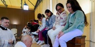Papa Francisco rompe con una tradición anual y lava los pies de mujeres presas