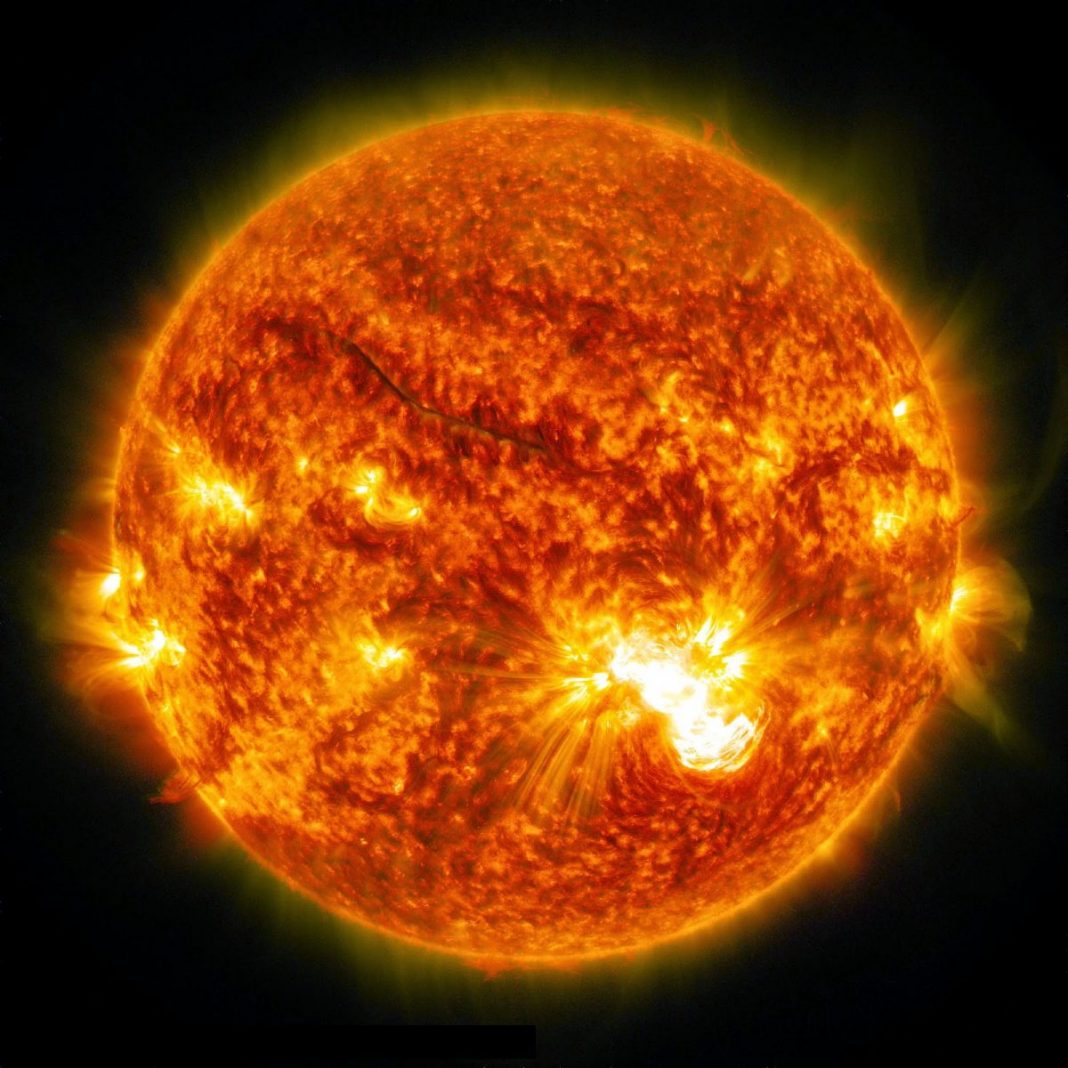 giant-sunspot-major-solar-flare-oct24-2014