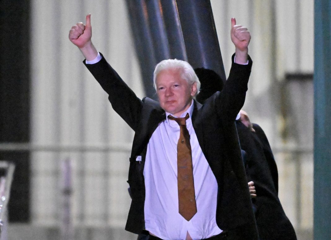 Assange renuncia a hablar a su regreso a Australia y su esposa pide