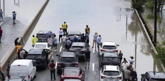 Fuertes lluvias dejan calles inundadas en Toronto, Canada