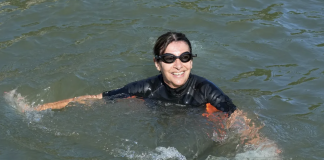 Alcaldesa de París nada en el Sena demostrando limpieza del río para Olimpiadas Alcaldesa de París nada en el Sena demostrando limpieza del río para Olimpiadas