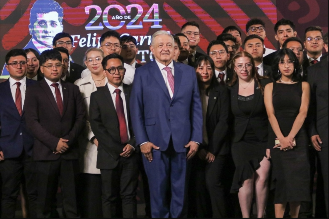 AMLO junto a graduados de Ingeniería Ferroviaria