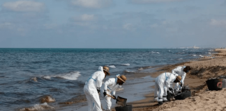 Derrame de petróleo causa cierre de playas en Valencia