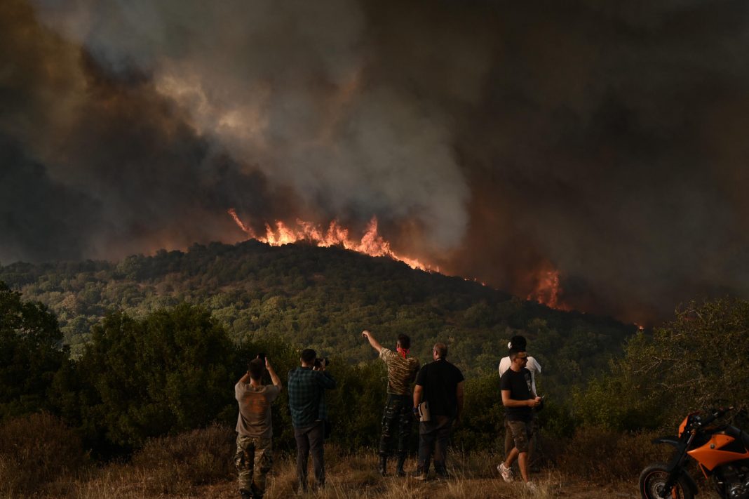 Grecia enfrenta incendios forestales; se moviliza la ayuda internacional