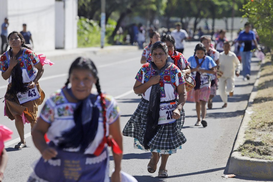 Mujeres honran la tradición de la tortilla con carrera de 5 km en el centro de México
