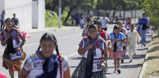 Mujeres participan en la «Carrera de la Tortilla» en Puebla honrando tradición