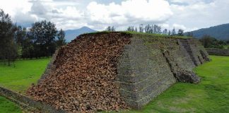 Por lluvias se derrumba parte de una pirámide en Michoacán