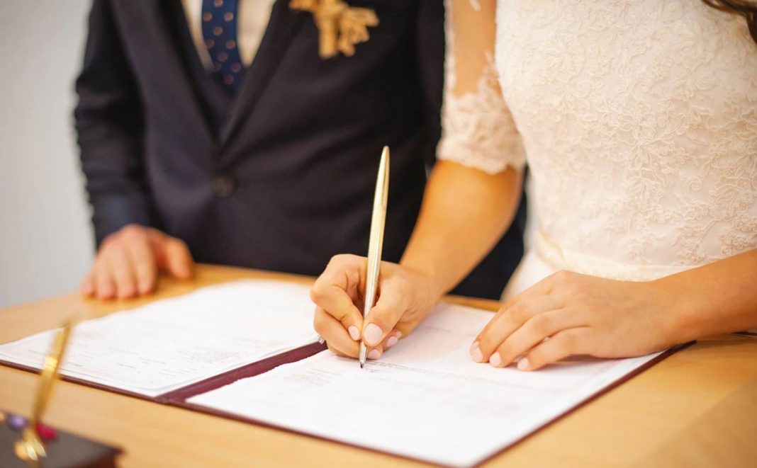 Austria prohíbe los matrimonios de personas menores