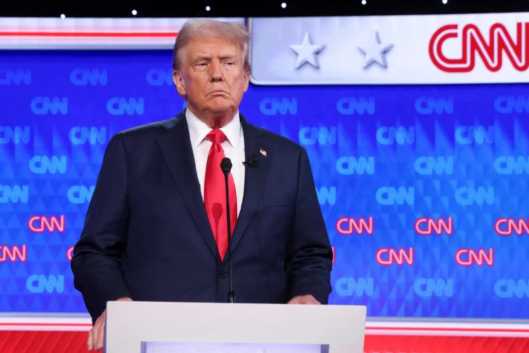 Traje 'knockout': Trump vende por pedazos su traje