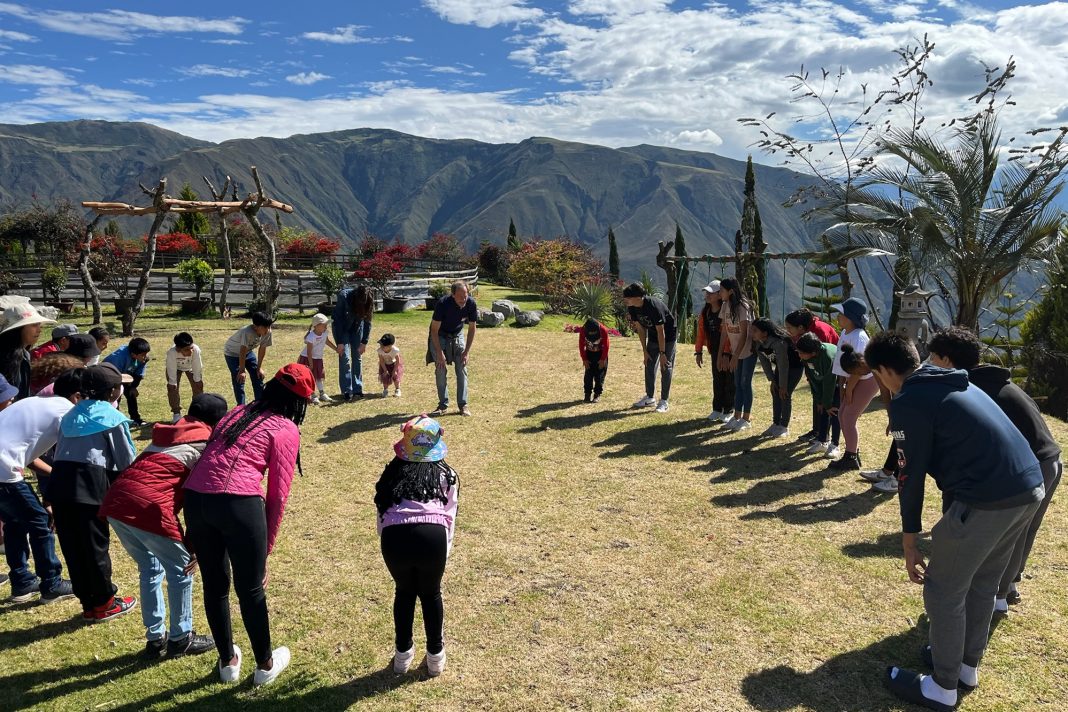 Joven estadounidense lidera campamento que inspira sueños y promueve igualdad en Ecuador