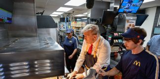 Donald Trump cocina papas fritas en un McDonald’s