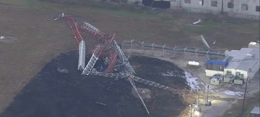 Helicóptero choca contra una torre de comunicaciones en Houston