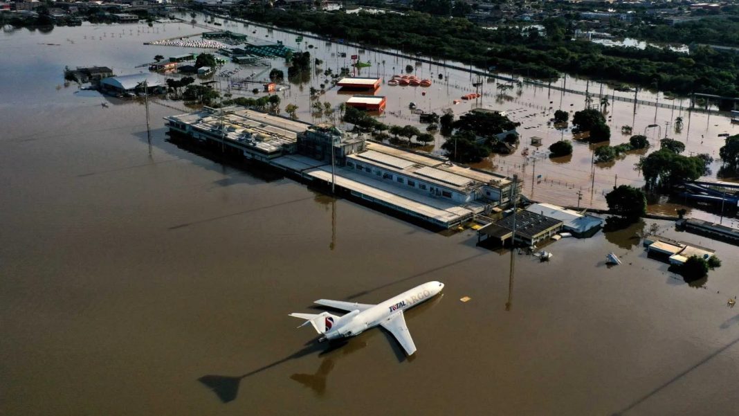 Greenpeace deposita restos de inundaciones en Brasil en casa del director de Equinor