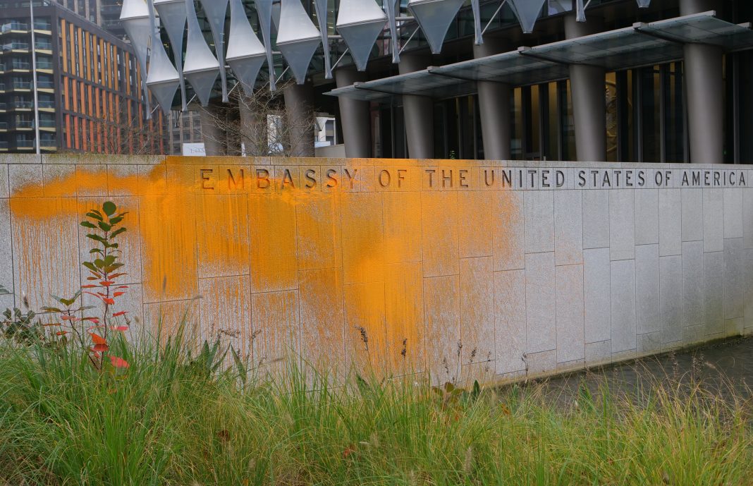 ust Stop Oil pinta de naranja la Embajada de EE.UU. en Londres en protesta contra Trump