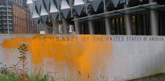 Just Stop Oil pinta de naranja la Embajada de EE.UU. en Londres