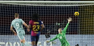 Un afortunado Atlético se lleva la victoria y el liderato en el último suspiro