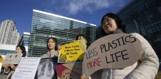 Detenidos activistas de Greenpeace en Corea del Sur por reclamar una ley de plásticos