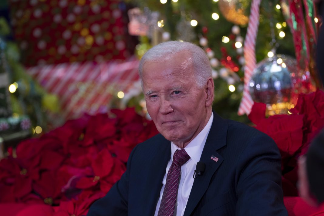 Biden firma la ley de presupuestos que evita un cierre de Gobierno