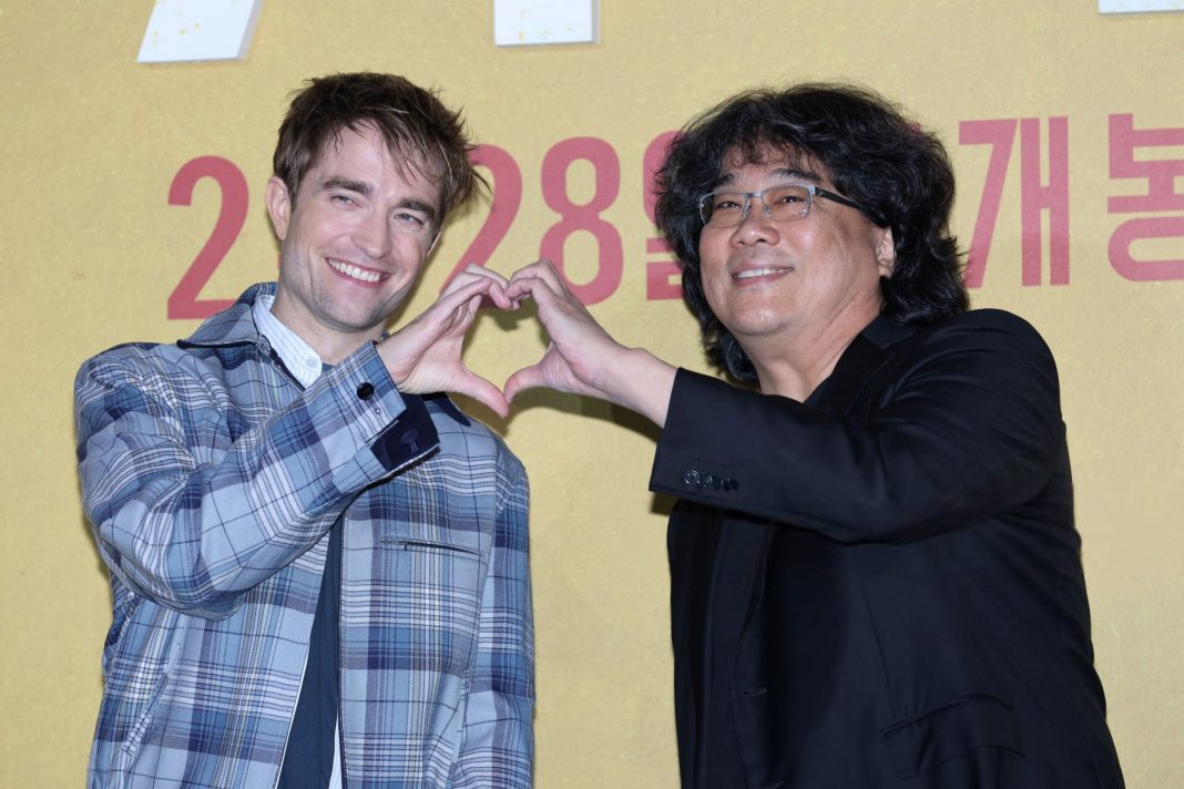Bong Joon-ho presentó Mickey 17 con Robert Pattinson Mickey 17, el esperado debut hollywoodense de Bong Joon-ho, combina ciencia ficción y emociones humanas con Robert Pattinson.