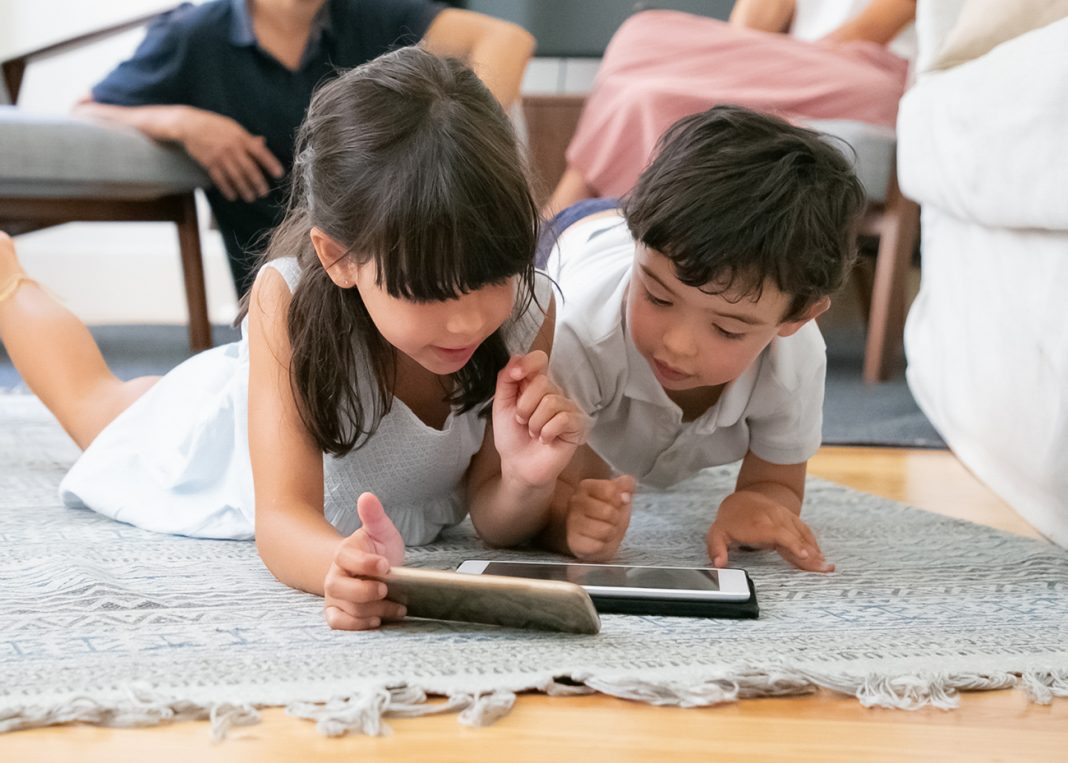 viedo-juegos-tablet-niños-pediatria-humanizada-doctores-robledo-pediatras-en-monterrey-los-mejores-pediatras-especialistas-en-neonatología
