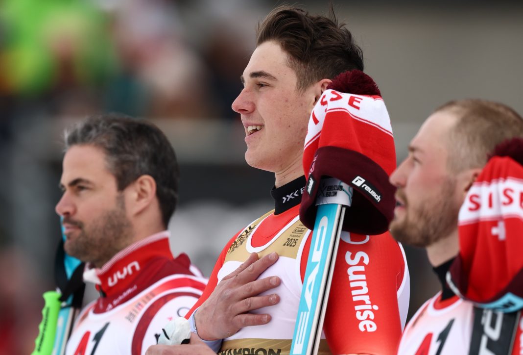 Podio del descenso con Franjo von Allmen, Vincent Kriechmayr y Alexis Monney.