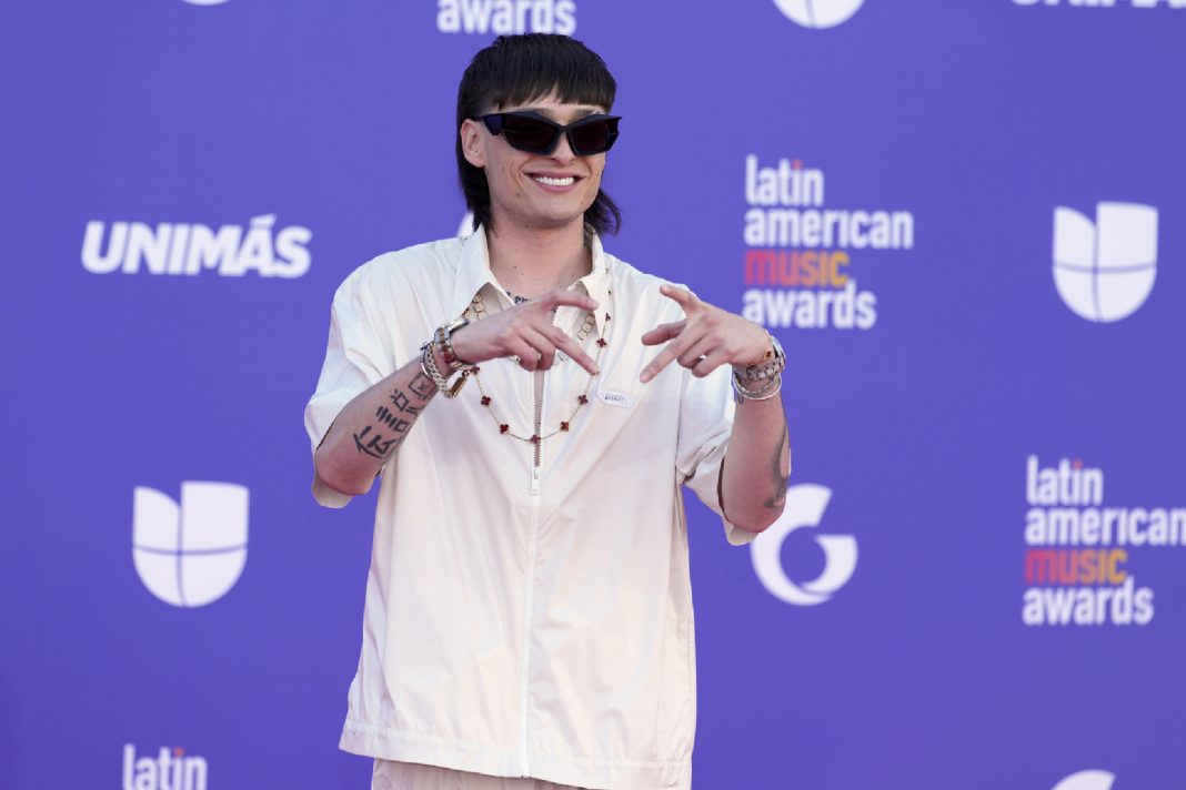 Imagen de Peso Pluma en el escenario durante un concierto (reflejo de su carrera exitosa en el género de corridos tumbados).