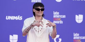 Imagen de Peso Pluma en el escenario durante un concierto (reflejo de su carrera exitosa en el género de corridos tumbados).