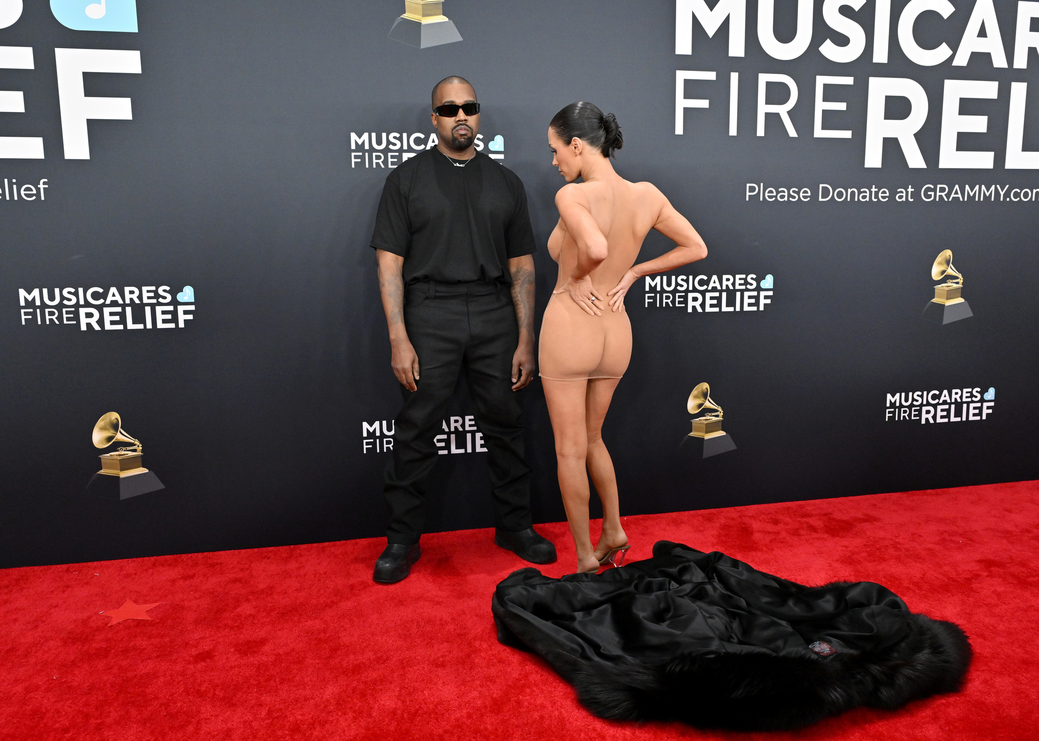 El atuendo de Bianca Censori en los Grammy 2025, un minivestido transparente que desató críticas.