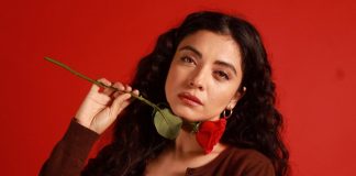 Mon Laferte honra a Violeta Parra con una exposición en México