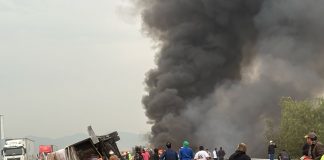 Volcadura e incendio de tráiler sobre la autopista Arco Norte