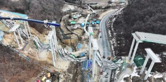 Colapsa puente vehicular en Corea del Sur y deja 4 muertos