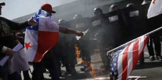 Manifestantes protestan contra la presencia de Marco Rubio en Panamá