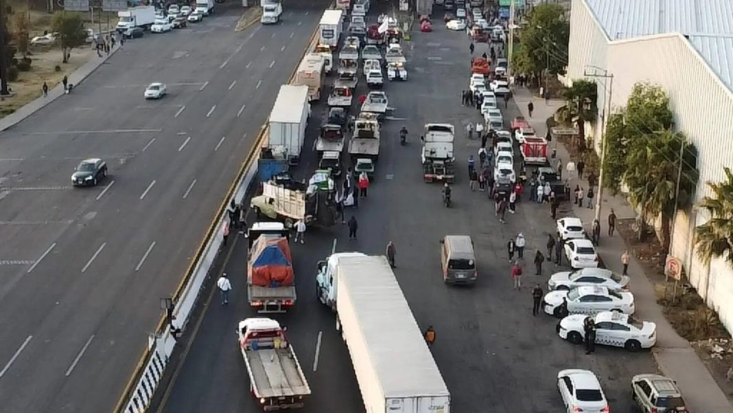 Cierran la autopista México-Querétaro para megamarcha de transportistas Cierran la autopista México-Querétaro para megamarcha de transportistas