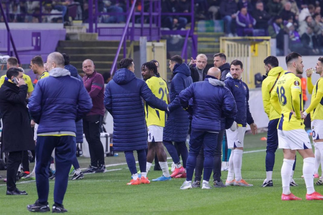 Violencia en las gradas interrumpe el Anderlecht-Fenerbahce