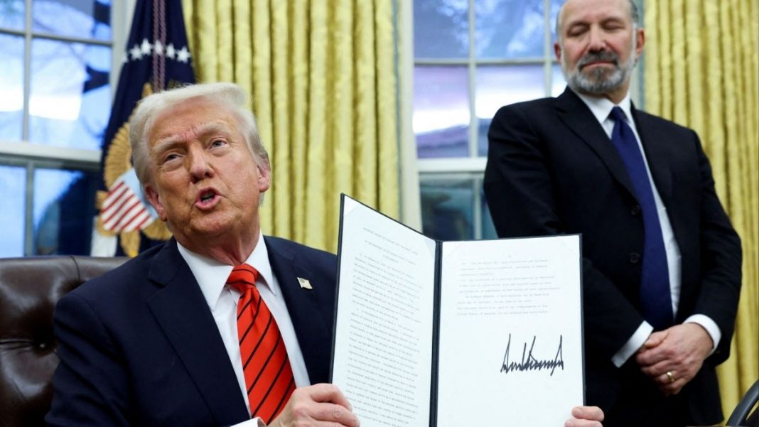 Trump firma decreto para imponer aranceles al acero y aluminio del mundo