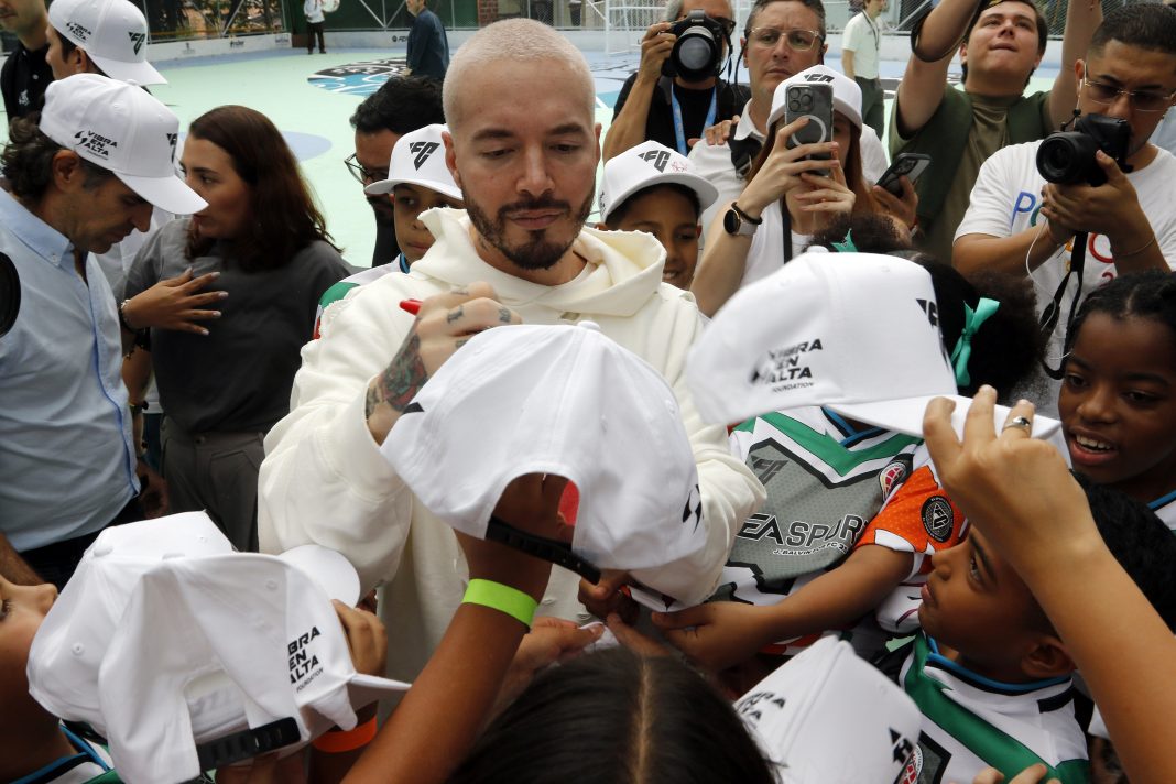 J Balvin inaugura cancha en Medellín junto a EA SPORTS y LALIGA J Balvin inaugura cancha en Medellín junto a EA SPORTS y LALIGA