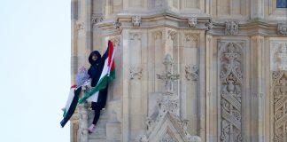 Activista escala el Big Ben de Londres con la bandera palestina