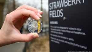 Reino Unido acuña monedas conmemorativas de John Lennon