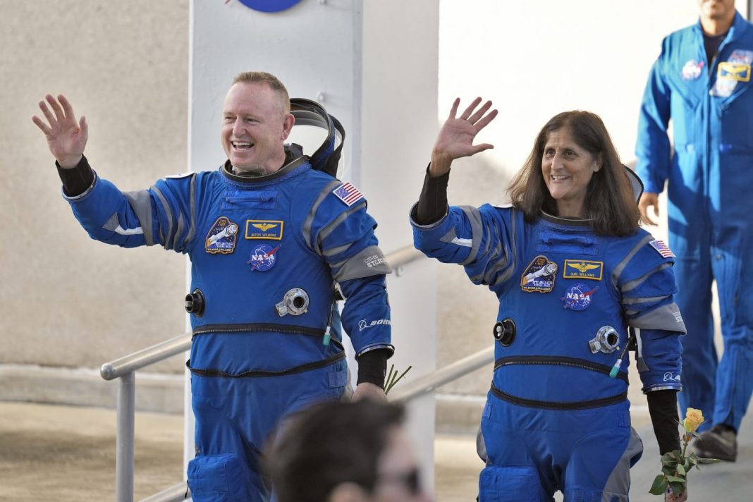 AP24157434559637-2305bc Astronautas de la NASA regresarán a la Tierra tras larga espera