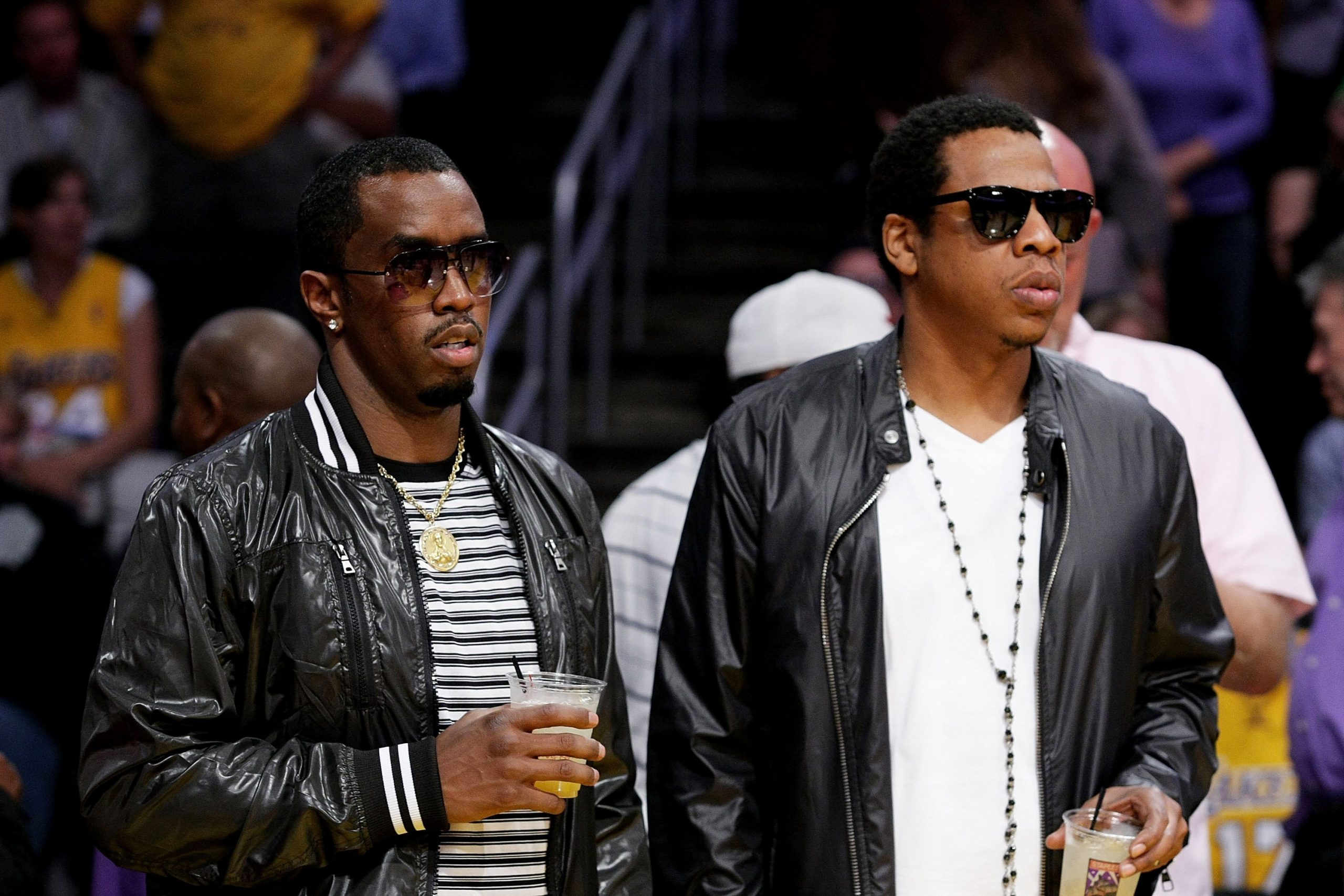 Jay-Z junto a Sean 'Diddy' Combs en un partido de básquetbol