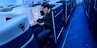 Críticas por lujoso en vuelo de Fernández Noroña a Francia