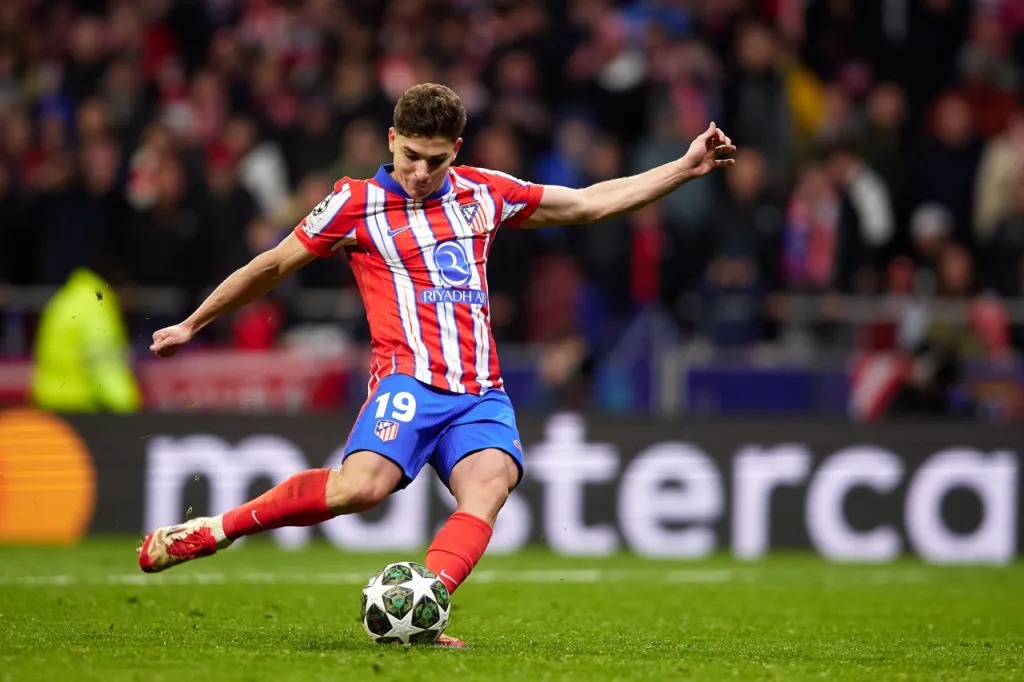 UEFA justifica la anulación del penalti de Julián Álvarez UEFA justifica la anulación del penalti de Julián Álvarez