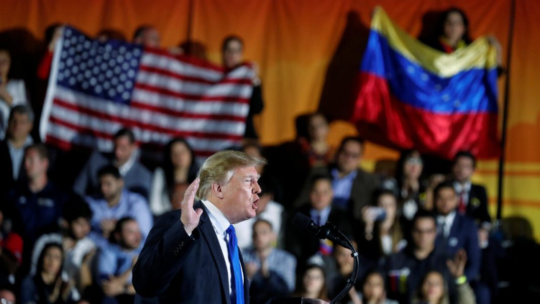 Trump aplicará aranceles del 25% a países que compren petróleo a Venezuela