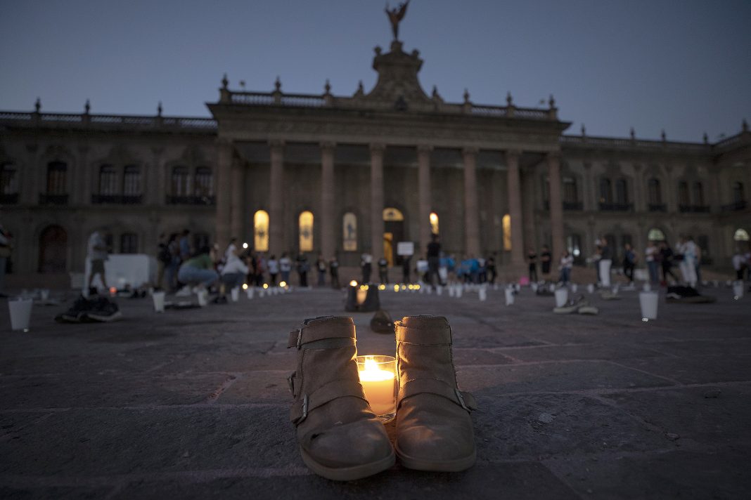Colectivos y familias en México exigen justicia por las víctimas de desapariciones tras el hallazgo de un crematorio clandestino y campo de entrenamiento del CJNG en Teuchitlán, Jalisco.