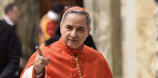 Becciu renuncia al cónclave tras exclusión papal