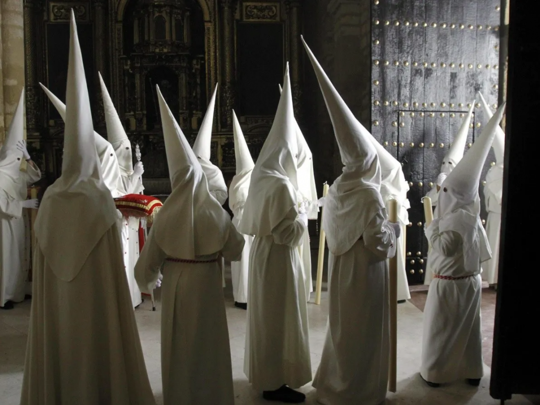 El capirote: de símbolo de humillación a emblema penitencial