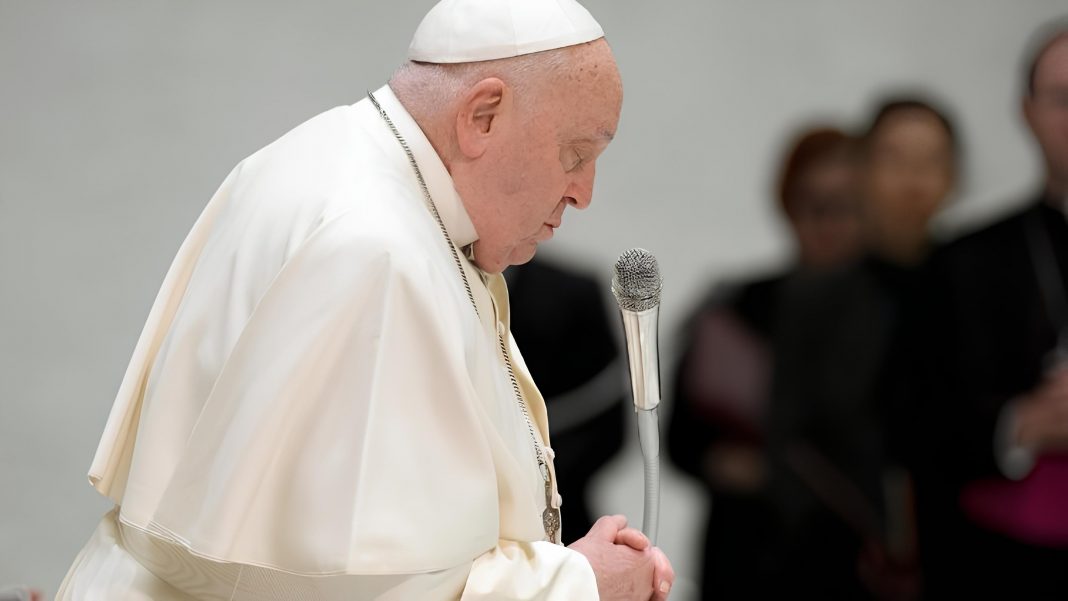 Papa Francisco acude a rezar a la Basílica de San Pedro en Sábado Santo