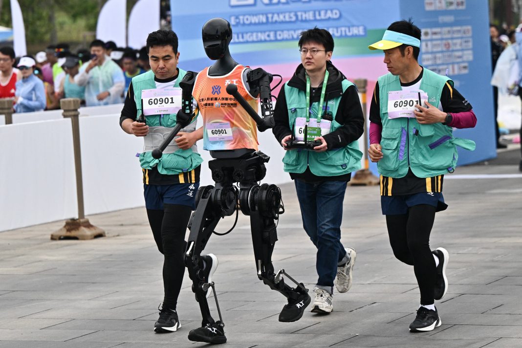 robots maratón Robots corren junto a humanos en histórica media maratón