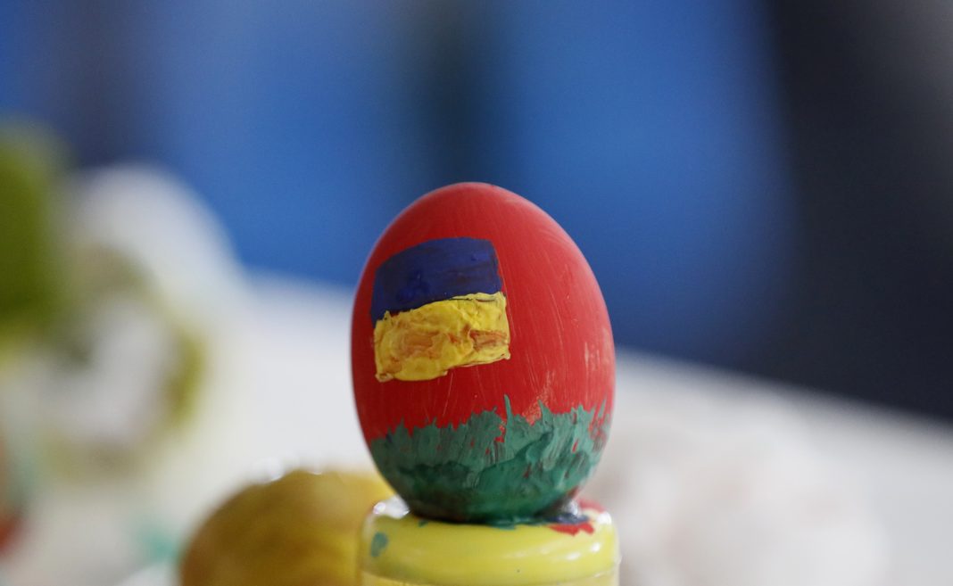 No lavar la ropa y romper huevos en compañía: supersticiones que marcan la Pascua rumana